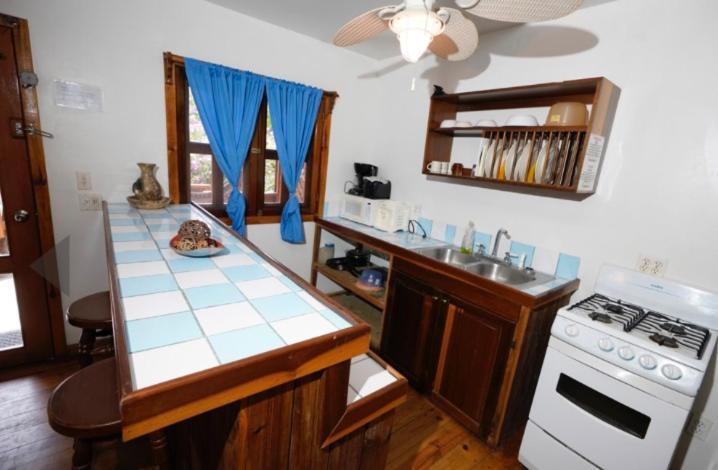 Sea Breeze Inn Уест Енд Екстериор снимка