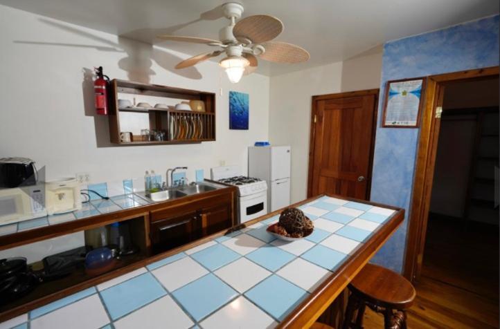Sea Breeze Inn Уест Енд Екстериор снимка