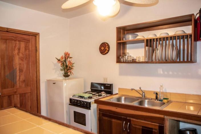Sea Breeze Inn Уест Енд Екстериор снимка