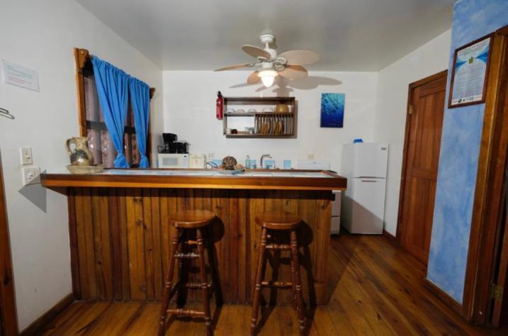 Sea Breeze Inn Уест Енд Екстериор снимка